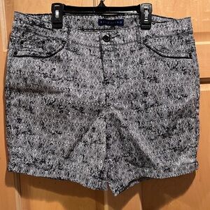 Bandolino Women's Mid Rise Black & White Geometric Pattern Amy Shorts Stretch 14